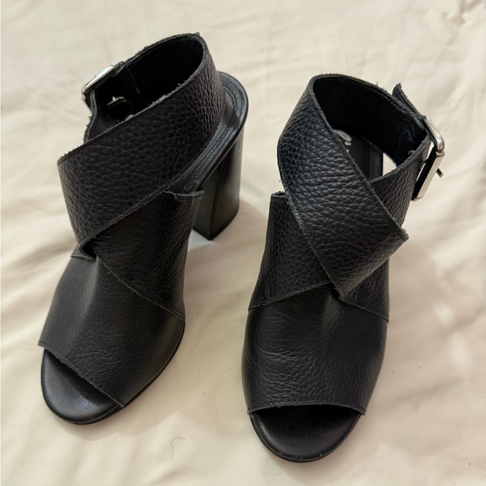 L Intervalle women’s black leather strappy 4” heels peep toe sandals size 6
